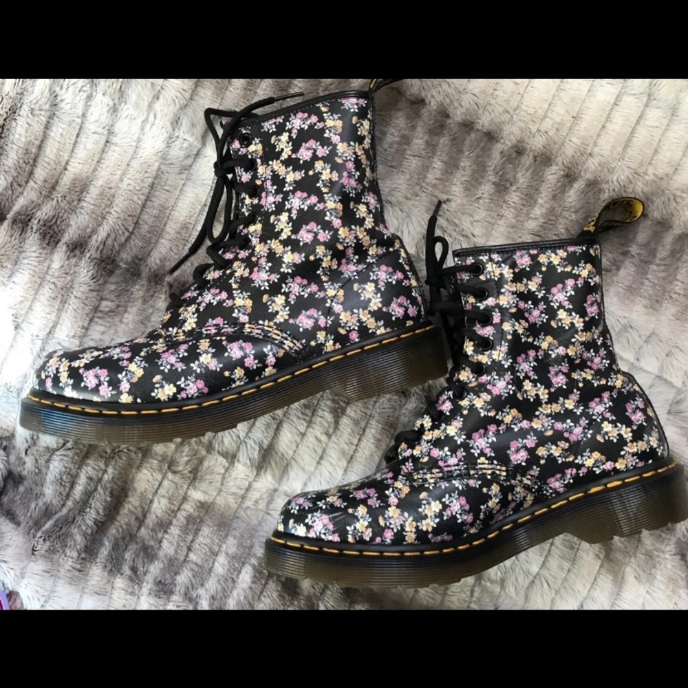 NEW SZ7 Leather Floral Dr. Marten's